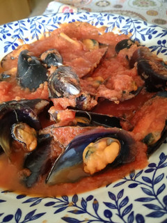 Una foto de Mejillones al vapor con tomate