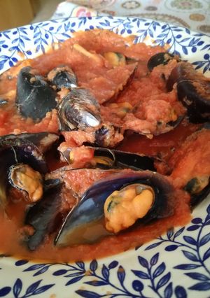 Una foto de Mejillones al vapor con tomate