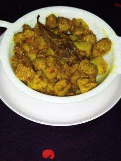आलू सोया बड़ी की सब्जी (Aloo soya badi ki sabzi recipe in Hindi) रेसिपी मुख्य फोटो