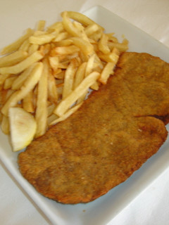 Una foto de Milanesa de pollo caseras con papas fritas 😋