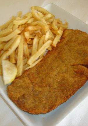 Foto principal de Milanesa de pollo caseras con papas fritas 😋