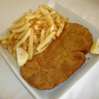 Milanesa de pollo caseras con papas fritas ? Receta de Belen Furtado-  Cookpad