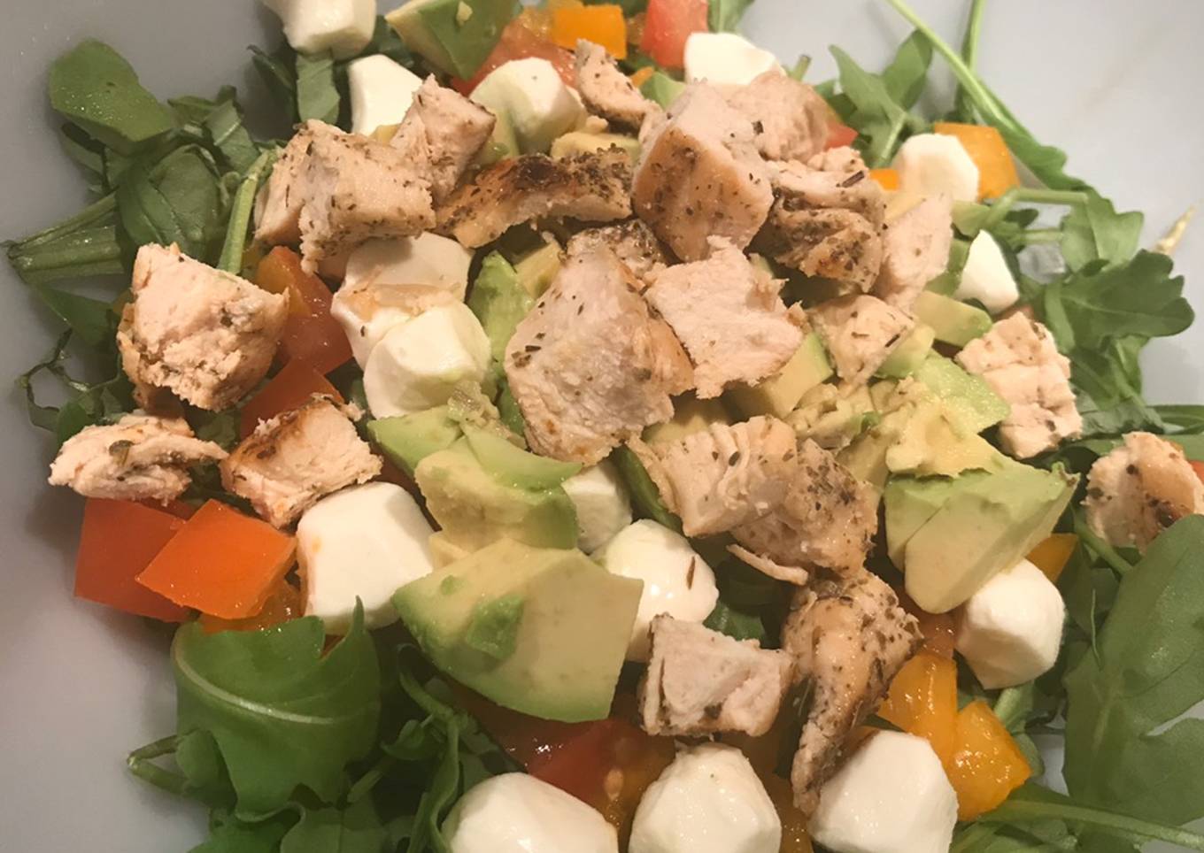 Caprese salad with chicken and arugula