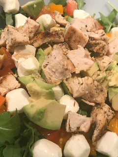 A picture of Chicken Arugula Caprese Salad.