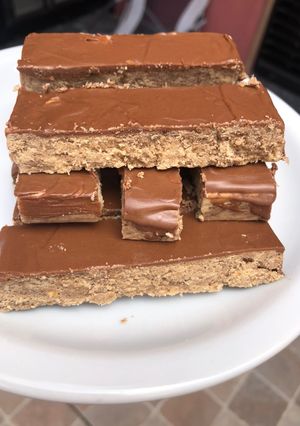 Una foto de Mantecol casero con baño de chocolate