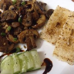 A picture of Sautéed mushrooms with garlic toast.