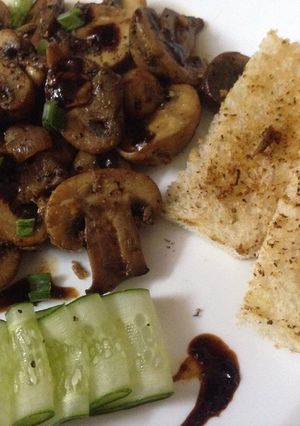 A picture of Sautéed mushrooms with garlic toast.