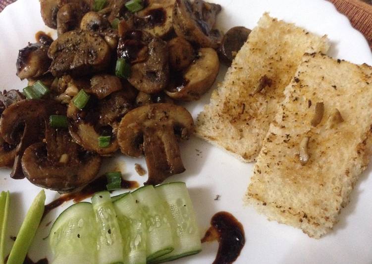 Simple Way to Make Favorite Sautéed mushrooms with garlic toast