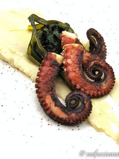 Foto di Polpo Croccante alla Piastra con Fave e Cicorietta