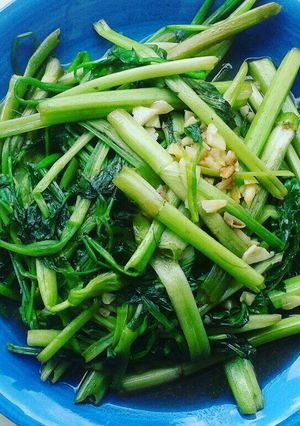 Hình của món Cần nước xào tỏi.