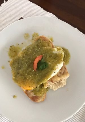 Una foto de Molletes con huevo