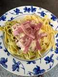 Tagliatelle paglia e fieno con nata y jamón