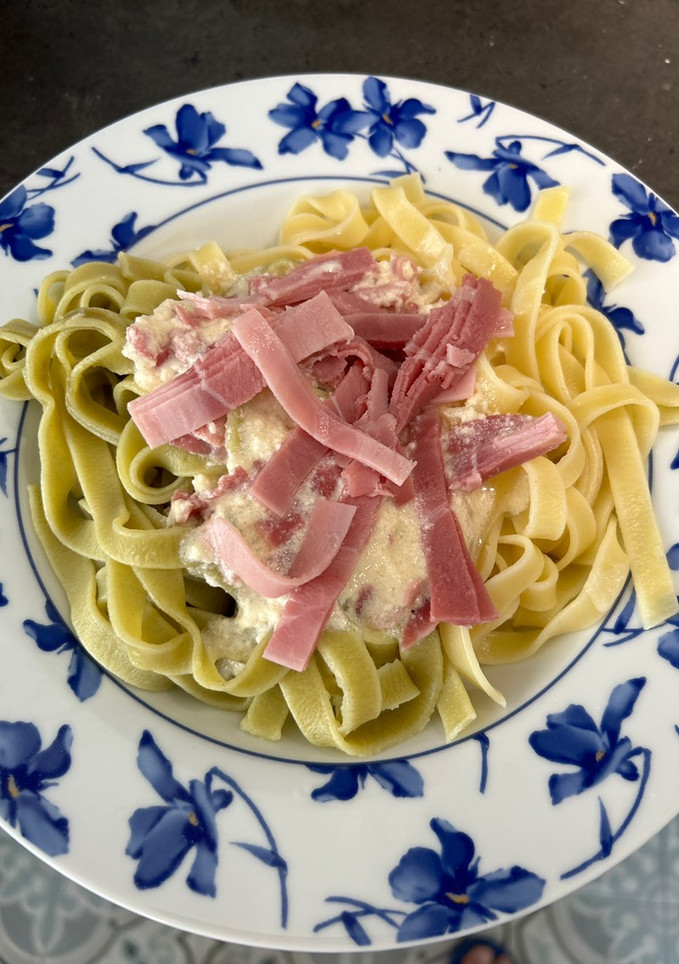 Una foto de Tagliatelle paglia e fieno con nata y jamón