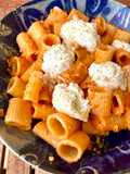 Rigatoni con pesto rojo y burrata