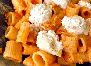 Foto principal de Rigatoni con pesto rojo y burrata