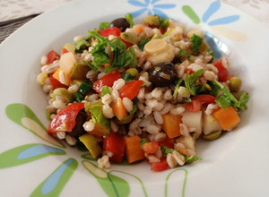 Foto di Insalata di orzo vegetariana