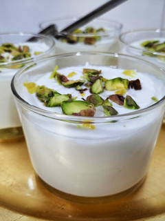 Una foto de Vasitos de crema mascarpone con coco, limón y pistachos