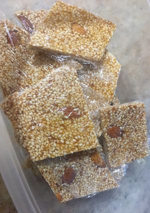 Una foto de Turrón de sésamo y almendra
