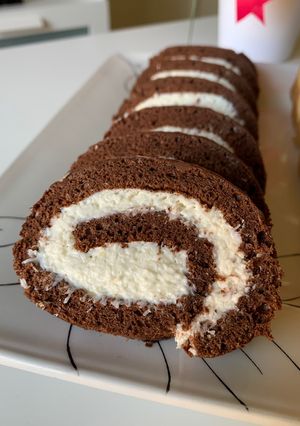 Kakaós piskótatekercs kókusztöltelékkel recept fotója