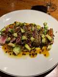 Tataki de atún con salsa de maracuyá