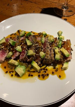 Una foto de Tataki de atún con salsa de maracuyá