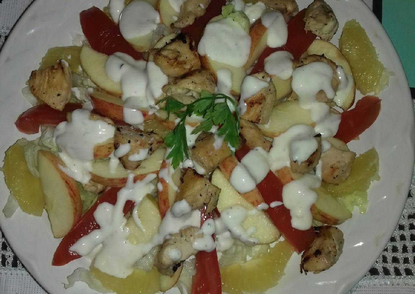 Ensalada de pollo y manzana con aderezo de yogurt