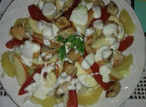 Una foto de Ensalada de pollo y manzana con aderezo de yogurt
