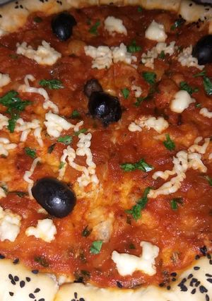 صورة لوصفة بيتزا محشية في الجوانب على الطاجين 😋