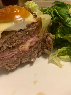 Una foto de Pan de carne relleno con jamón y queso súper fácil