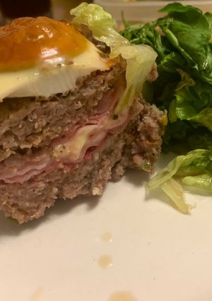 Una foto de Pan de carne relleno con jamón y queso súper fácil