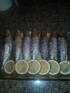 Una foto de Sardinas al horno en cama de calabacín