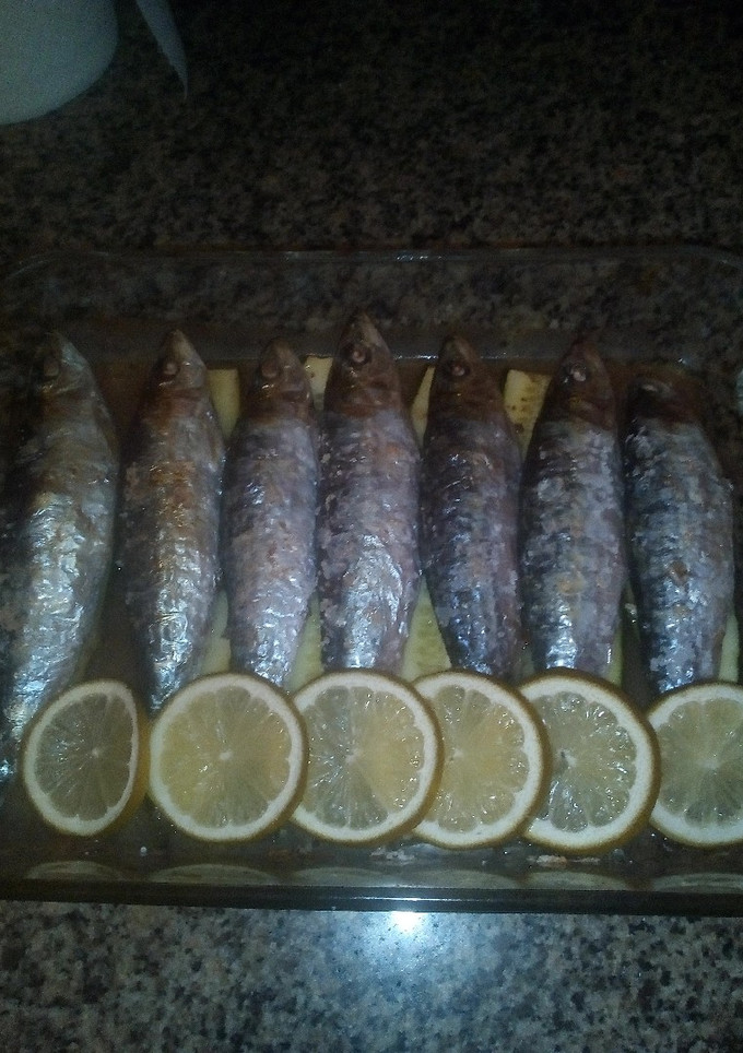 Una foto de Sardinas al horno en cama de calabacín