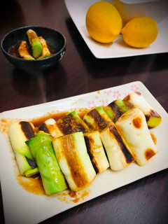 Una foto de Puerros a la parrilla Japonés JYAKINEGUI🇺🇾🇯🇵焼きねぎ