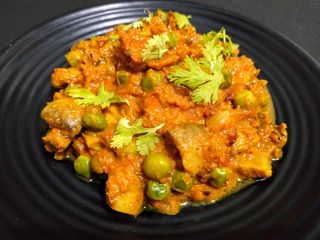 मशरूम मटर मसाला (Mushroom Matar Masala recipe in Hindi)