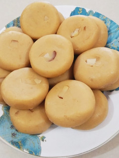મલાઈ કેસર પેંડા (Malai Kesar Peda Recipe In Gujarati) રેસીપી મુખ્ય ફોટો