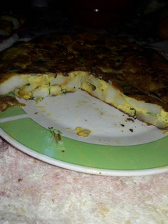 Una foto de Tortilla de papas con perejil y cebolla