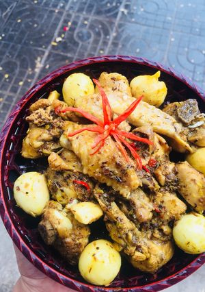 Hình của món Gà kho sả ớt trứng cút.