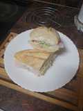Bocadillo de pechuga de pavo, ensalada, huevo duro y mayonesa