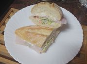 Una foto de bocadillo de pechuga de pavo