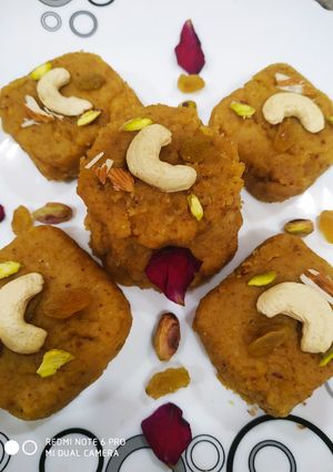 मूंग हलवा बर्फी(Moong Halwa Barfi recipe in Hindi) रेसिपी मुख्य फोटो