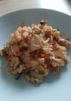 Une photo de Riz et poulet sautés aux saveurs asiatiques 🥢
