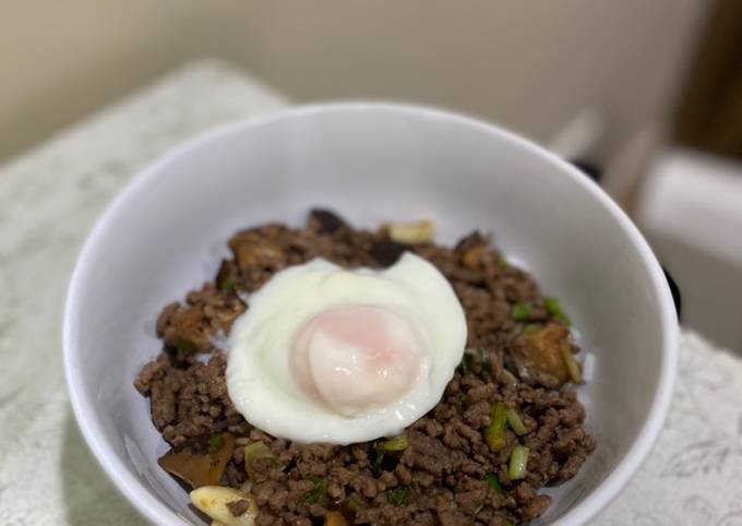 Minced beef with mushroom rice bowl