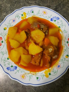 Una foto de Patatas con costillas adobadas
