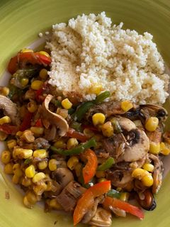 Una foto de Cuscús con champiñones y choritos