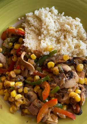 Una foto de Cuscús con champiñones y choritos