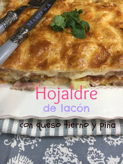 Una foto de Hojaldre de lacón, queso tierno y piña