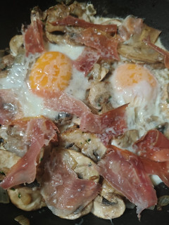 Una foto de Champiñones con huevos