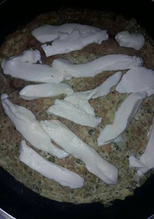 Una foto de Tortilla de arveja con mucho queso