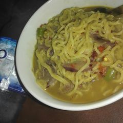 A picture of Noodle soup/sauce.