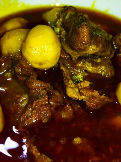 आलू गोश्त (aloo gosht recipe in Hindi) रेसिपी मुख्य फोटो